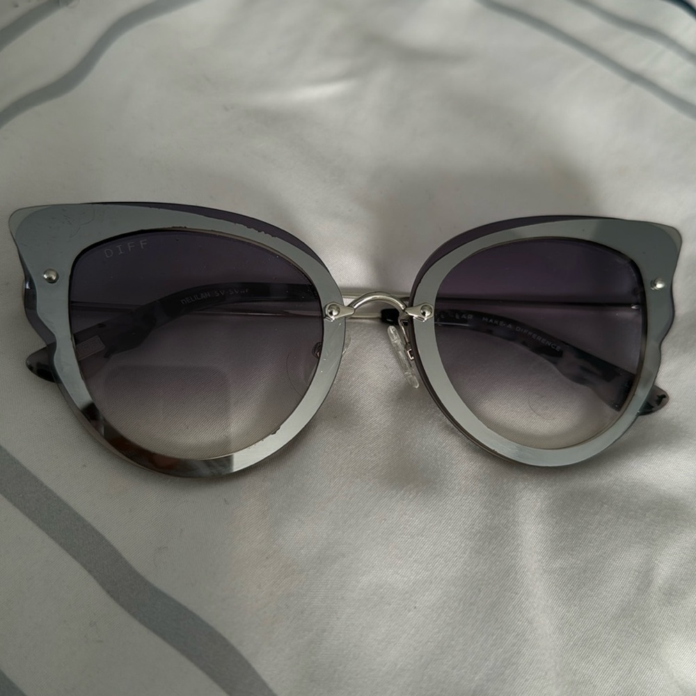 Women’s accessories and clothing gently used